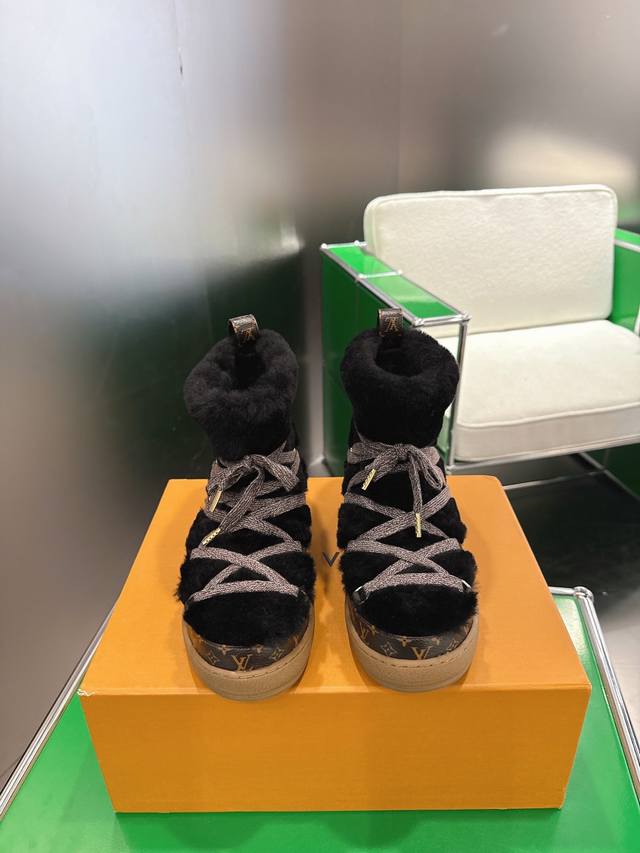 Louis Vuitton 路易威登 秋冬最新款雪地靴 超多明星网红种草 真羊毛鞋面 防水防风又保暖 羊毛尼内里舒适又透气，现在正当季，剁手党抓紧囤起来，冬天穿