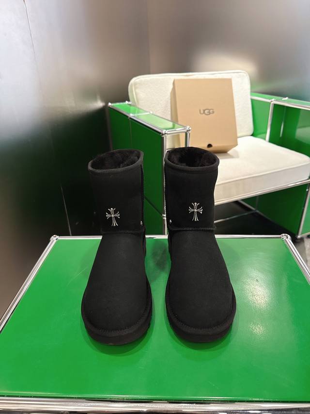 K002 Comehearts 克罗心 X Ugg 联名~限量版系列 限量款系列，一款不会撞衫的、简约的联名撞色设计轻便的大底、鞋面采用定制防水牛猄、内里定制纯