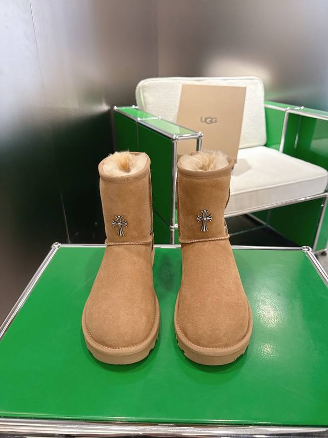 K002 Comehearts 克罗心 X Ugg 联名~限量版系列 限量款系列，一款不会撞衫的、简约的联名撞色设计轻便的大底、鞋面采用定制防水牛猄、内里定制纯