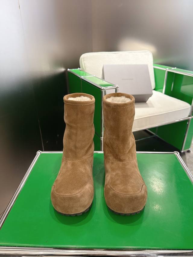 K018 Balenciaga 巴黎世家 2025秋冬新款中筒纯羊毛雪地靴 简直不要太帅 设计感满满打破传统雪地靴的沉闷臃肿 个性十足 秋冬搭配小卫裤 牛仔裤