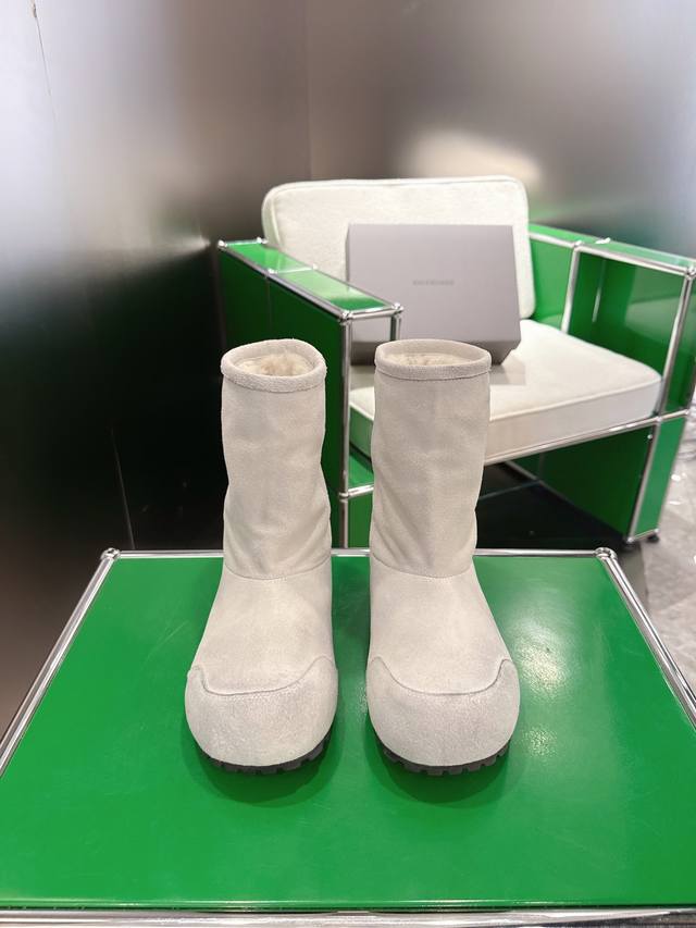 K018 Balenciaga 巴黎世家 2025秋冬新款中筒纯羊毛雪地靴 简直不要太帅 设计感满满打破传统雪地靴的沉闷臃肿 个性十足 秋冬搭配小卫裤 牛仔裤