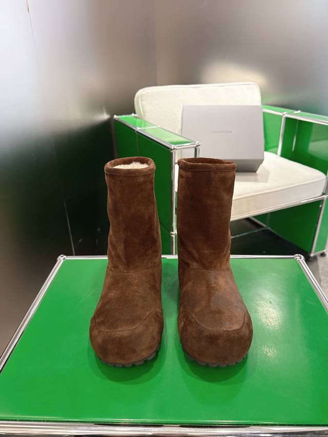 K018 Balenciaga 巴黎世家 2025秋冬新款中筒纯羊毛雪地靴 简直不要太帅 设计感满满打破传统雪地靴的沉闷臃肿 个性十足 秋冬搭配小卫裤 牛仔裤