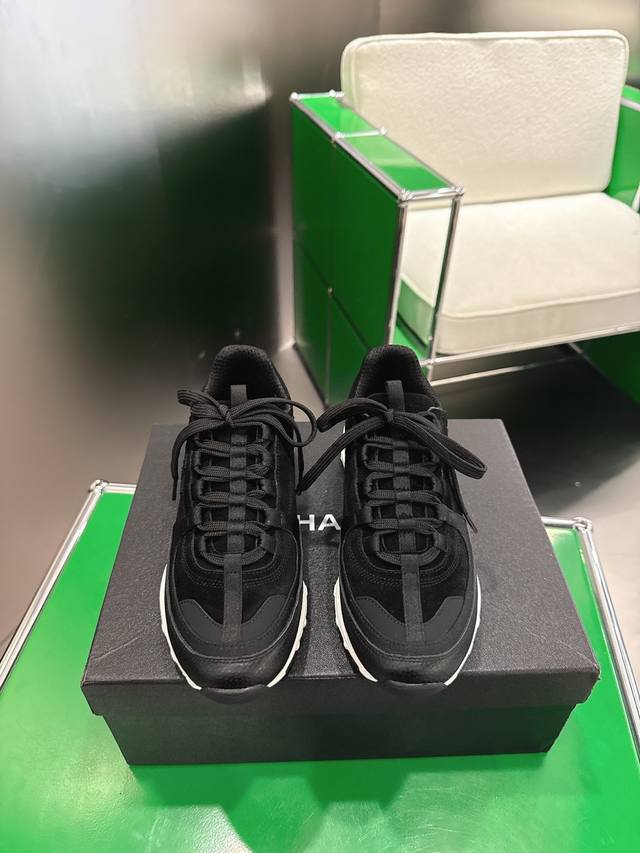 Chanel 香奈儿2025休闲鞋运动鞋款 高级感拉满的百搭神鞋来啦！这双真的太绝了！经典设计多艺鞋面，搭配时尚运动大底，一眼心动！配色高级又吸睛，上脚立马提升