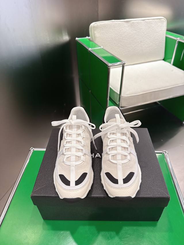 Chanel 香奈儿2025休闲鞋运动鞋款 高级感拉满的百搭神鞋来啦！这双真的太绝了！经典设计多艺鞋面，搭配时尚运动大底，一眼心动！配色高级又吸睛，上脚立马提升