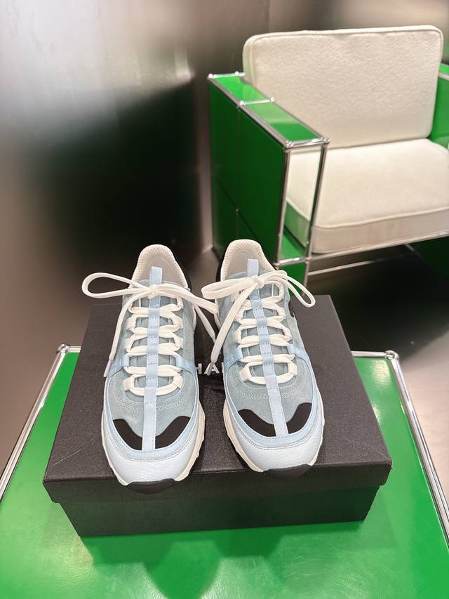 Chanel 香奈儿2025休闲鞋运动鞋款 高级感拉满的百搭神鞋来啦！这双真的太绝了！经典设计多艺鞋面，搭配时尚运动大底，一眼心动！配色高级又吸睛，上脚立马提升