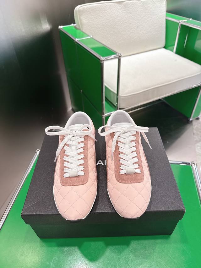 010 Chanel 香奈儿菱 格纹德训鞋 休闲鞋 顶级版本，最新隐藏款网软菱格纹 柔软小羊皮配搭大鞋舌和经典 Logo满满的复古感又是最最最百搭的黑白配色 C