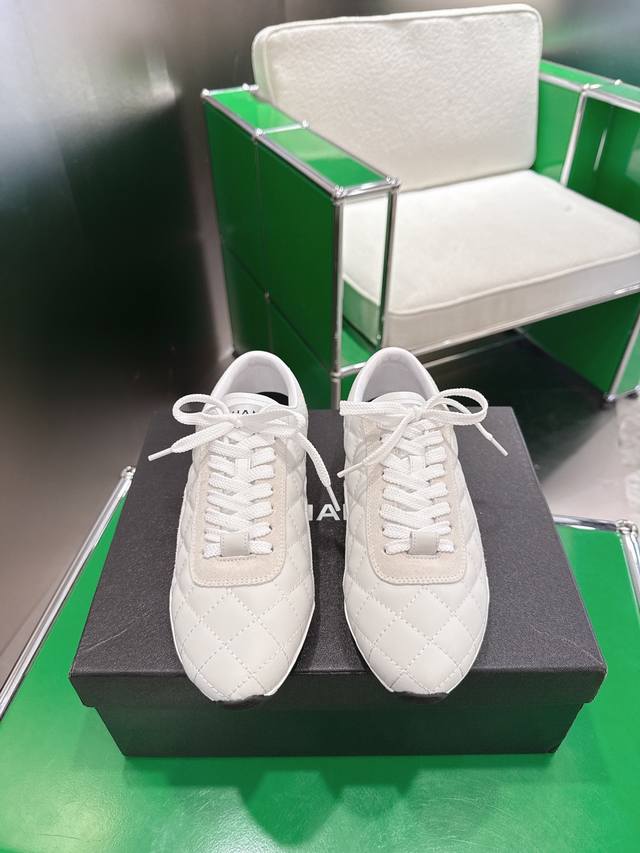 010 Chanel 香奈儿菱 格纹德训鞋 休闲鞋 顶级版本，最新隐藏款网软菱格纹 柔软小羊皮配搭大鞋舌和经典 Logo满满的复古感又是最最最百搭的黑白配色 C