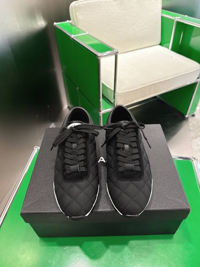 010 Chanel 香奈儿菱 格纹德训鞋 休闲鞋 顶级版本，最新隐藏款网软菱格纹 柔软小羊皮配搭大鞋舌和经典 Logo满满的复古感又是最最最百搭的黑白配色 C