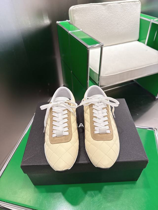 010 Chanel 香奈儿菱 格纹德训鞋 休闲鞋 顶级版本，最新隐藏款网软菱格纹 柔软小羊皮配搭大鞋舌和经典 Logo满满的复古感又是最最最百搭的黑白配色 C