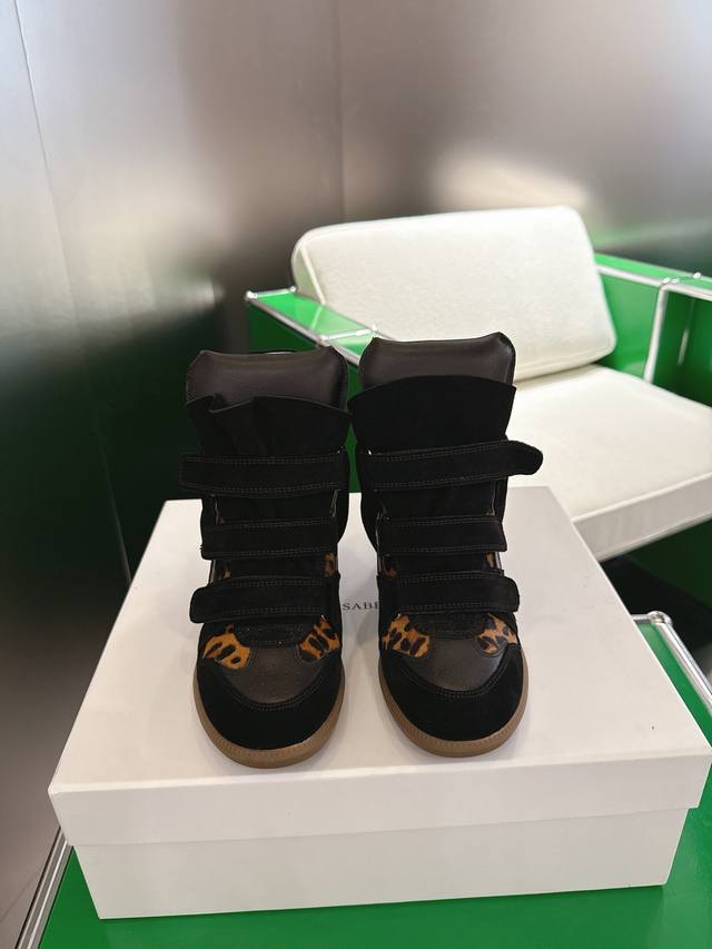 Isabel Marant伊莎贝尔 Bobby坡跟休闲鞋 精致工艺与时尚风格的完美邂逅，每一针每一线，都编织的时尚传奇，每一寸皮革，都诉说着品质的执着，每一双伊