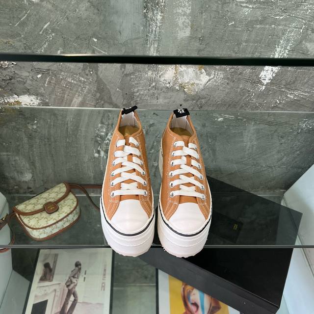 R13低绑帆布鞋 8300块买版爆拆开发增高8厘米 秒变大长腿 香港代购 R13 春夏做旧松糕低帮帆布鞋 鞋面破洞设计 上脚超级舒服，走一天也不累脚码数:34-