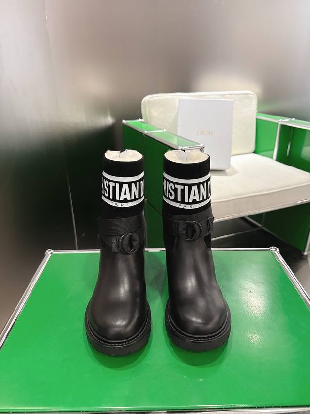 K020 Dior 迪奥2026新款封神战靴马丁袜子靴 这款 D-Major 靴子醒目吸睛，彰显个性。黑色牛皮革鞋面搭配同色调科技针织面料袜筒，饰以灵感源自 B