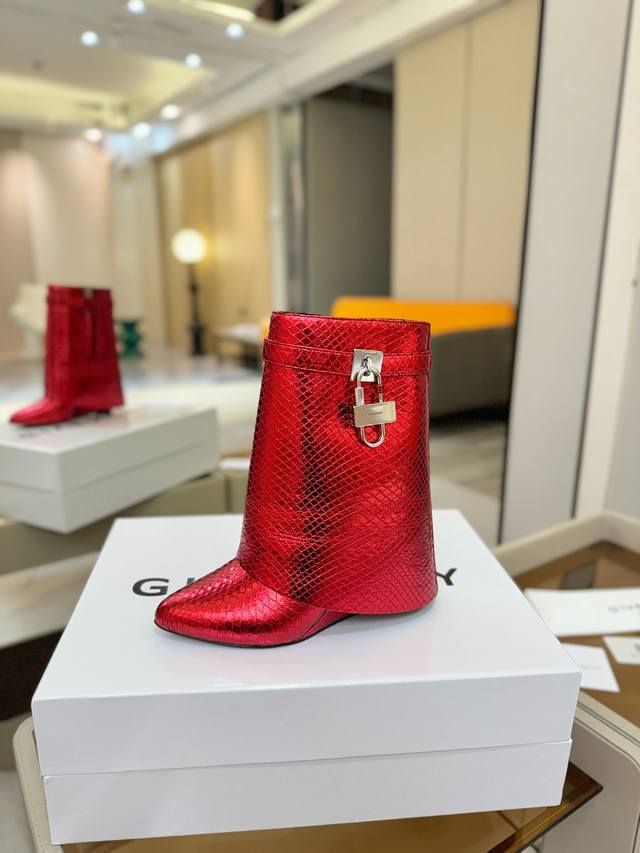 价格p： 专柜正品级定制版本 Givenchy纪梵希 Shark Lock 系列 挂锁 短靴 新款，市面最高版本 纪梵希 锁扣 风靡整个时尚圈 原版开发鞋型超级