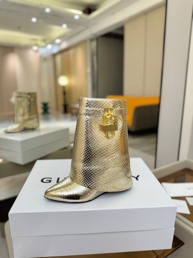 价格p： 专柜正品级定制版本 Givenchy纪梵希 Shark Lock 系列 挂锁 短靴 新款，市面最高版本 纪梵希 锁扣 风靡整个时尚圈 原版开发鞋型超级
