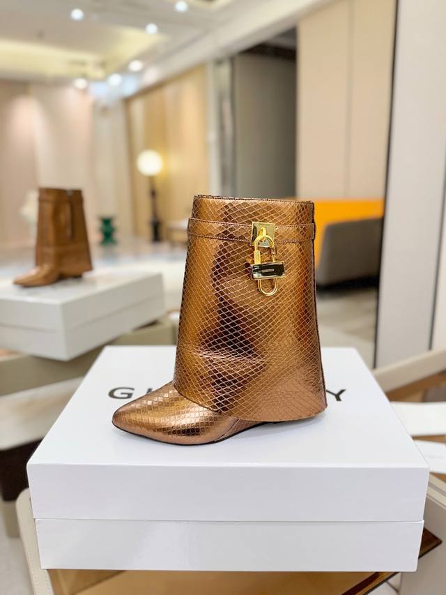 价格p： 专柜正品级定制版本 Givenchy纪梵希 Shark Lock 系列 挂锁 短靴 新款，市面最高版本 纪梵希 锁扣 风靡整个时尚圈 原版开发鞋型超级