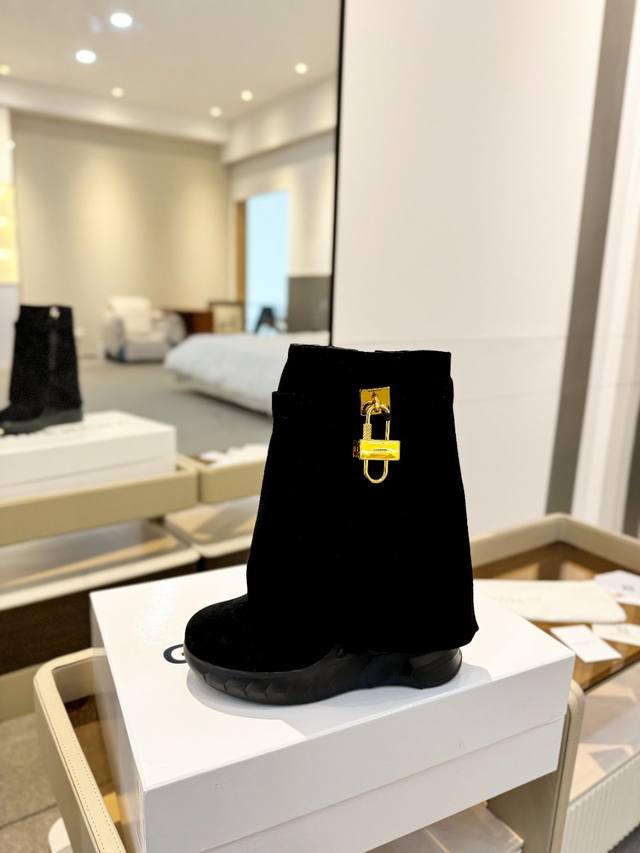 价格p： Givenchy纪梵希坡跟增高显瘦鲨鱼靴 风靡时尚圈的裤腿靴，非纪梵希莫属 堪称裤腿靴开山鼻祖，增高，显瘦 经典版型一再升级，全真皮制作 正品开模，重