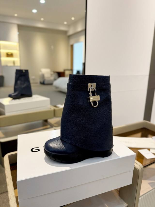 价格p： Givenchy纪梵希坡跟增高显瘦鲨鱼靴 风靡时尚圈的裤腿靴，非纪梵希莫属 堪称裤腿靴开山鼻祖，增高，显瘦 经典版型一再升级，全真皮制作 正品开模，重