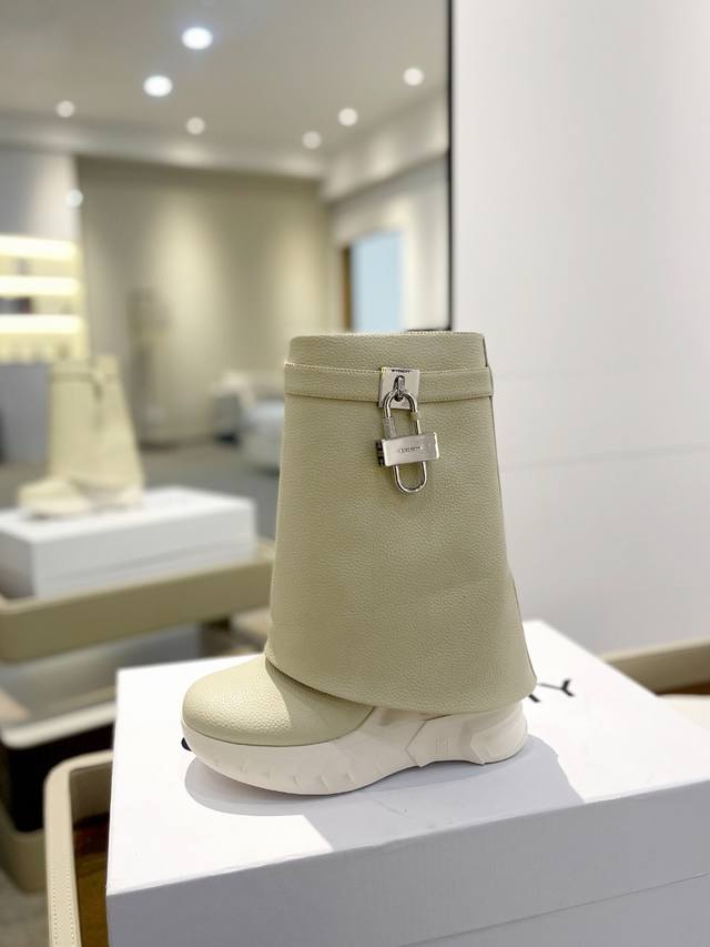 价格p： Givenchy纪梵希坡跟增高显瘦鲨鱼靴 风靡时尚圈的裤腿靴，非纪梵希莫属 堪称裤腿靴开山鼻祖，增高，显瘦 经典版型一再升级，全真皮制作 正品开模，重