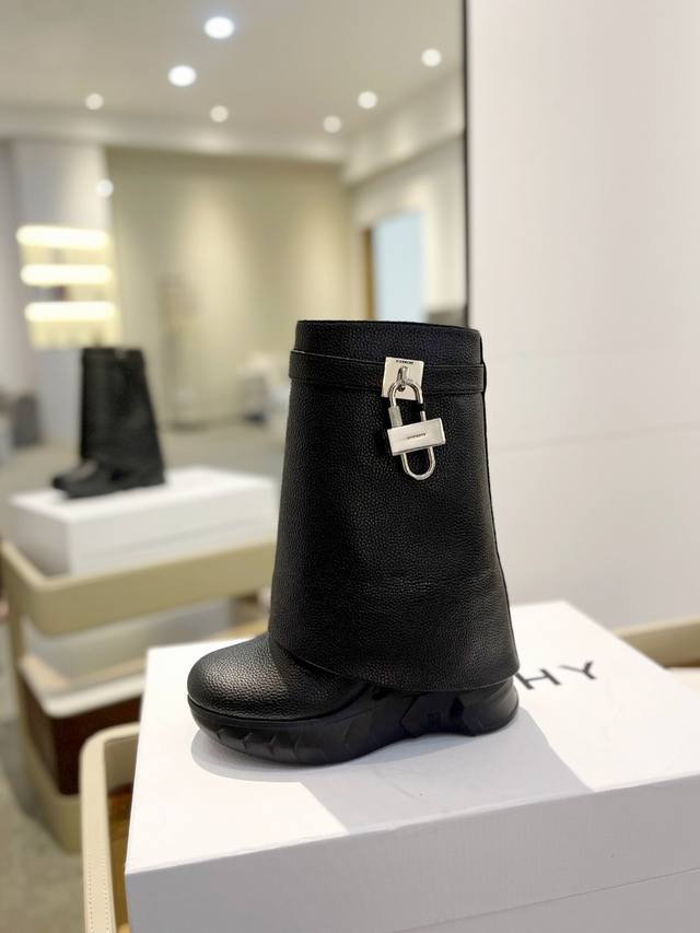 价格p： Givenchy纪梵希坡跟增高显瘦鲨鱼靴 风靡时尚圈的裤腿靴，非纪梵希莫属 堪称裤腿靴开山鼻祖，增高，显瘦 经典版型一再升级，全真皮制作 正品开模，重