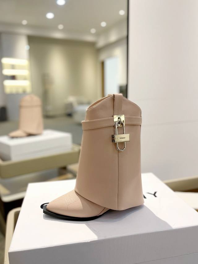 价格p： 专柜正品级定制版本 Givenchy0 新款高跟刺绣短靴，市面最高版本 纪梵希 锁扣 鞋头刺绣花款 风靡整个时尚圈 原版开发鞋型超级正 最高还原度鞋型