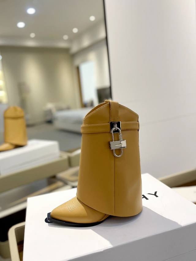 价格p： 专柜正品级定制版本 Givenchy0 新款高跟刺绣短靴，市面最高版本 纪梵希 锁扣 鞋头刺绣花款 风靡整个时尚圈 原版开发鞋型超级正 最高还原度鞋型