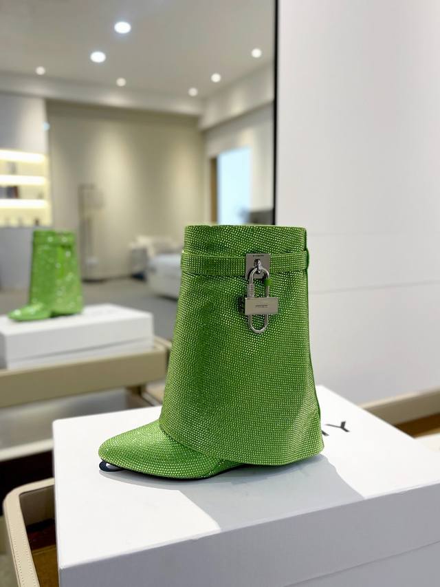 价格p： 专柜正品级定制版本 Givenchy0 新款小奥钻高跟短靴，市面最高版本 纪梵希 锁扣 满钻三万多颗 风靡整个时尚圈 原版开发鞋型超级正 最高还原度鞋