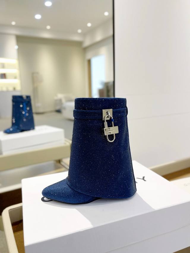 价格p： 专柜正品级定制版本 Givenchy0 新款小奥钻高跟短靴，市面最高版本 纪梵希 锁扣 满钻三万多颗 风靡整个时尚圈 原版开发鞋型超级正 最高还原度鞋