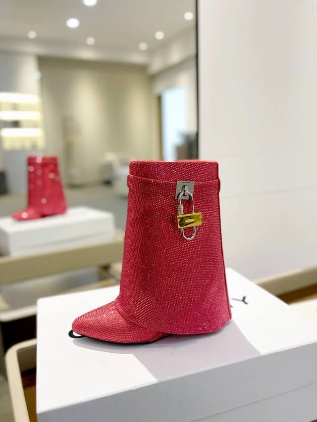 价格p： 专柜正品级定制版本 Givenchy0 新款小奥钻高跟短靴，市面最高版本 纪梵希 锁扣 满钻三万多颗 风靡整个时尚圈 原版开发鞋型超级正 最高还原度鞋