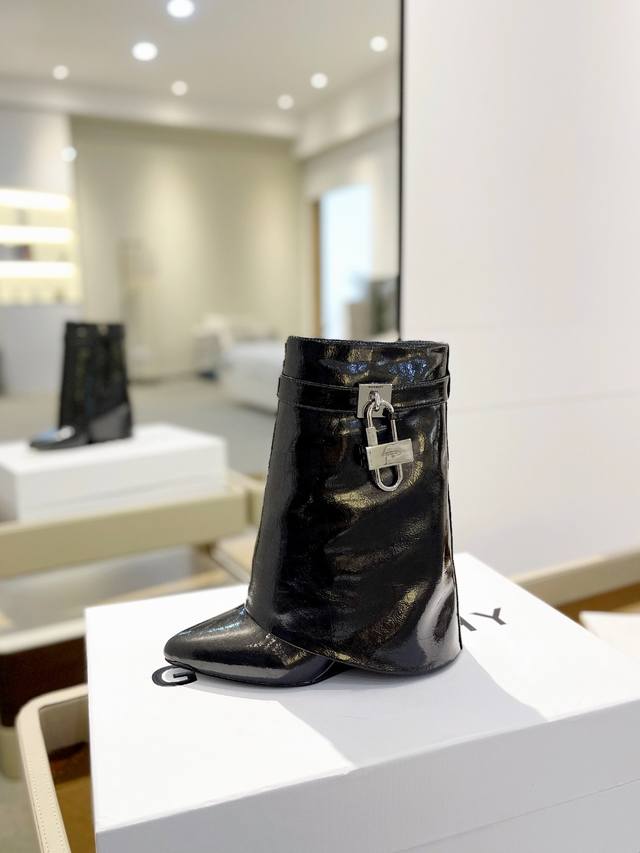 价格p： 专柜正品级定制版本 Givenchy0 新款高跟层压皮皱短靴，市面最高版本 纪梵希 锁扣 皱漆款 风靡整个时尚圈 原版开发鞋型超级正 最高还原度鞋型