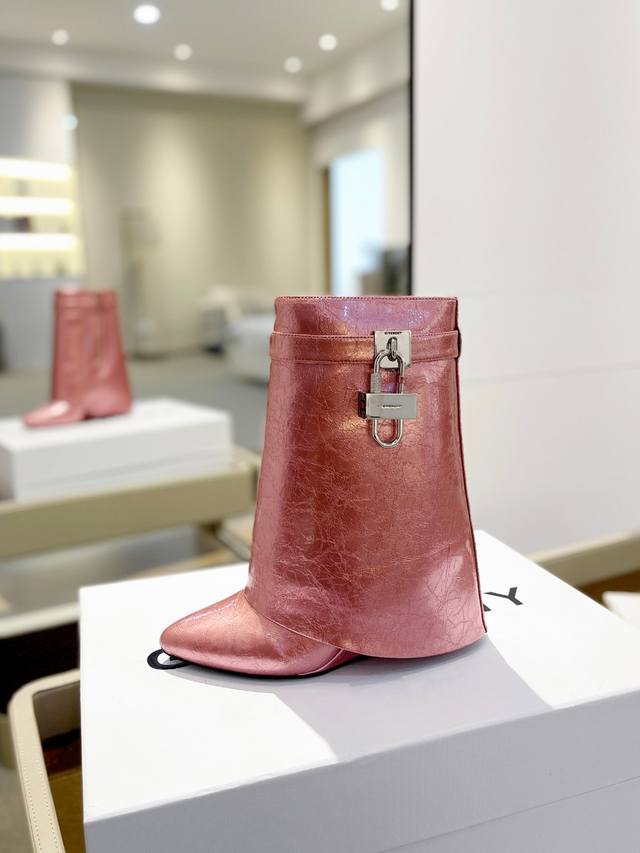 价格p： 专柜正品级定制版本 Givenchy0 新款高跟层压皮皱短靴，市面最高版本 纪梵希 锁扣 皱漆款 风靡整个时尚圈 原版开发鞋型超级正 最高还原度鞋型