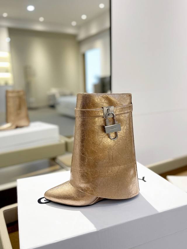 价格p： 专柜正品级定制版本 Givenchy0 新款高跟层压皮皱短靴，市面最高版本 纪梵希 锁扣 皱漆款 风靡整个时尚圈 原版开发鞋型超级正 最高还原度鞋型