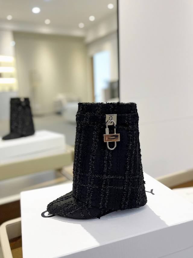 价格p： 专柜正品级定制版本 Givenchy0 新款水洗牛仔定格短靴，市面最高版本 纪梵希 锁扣 水洗牛仔定格布款 风靡整个时尚圈 原版开发鞋型超级正 最高还