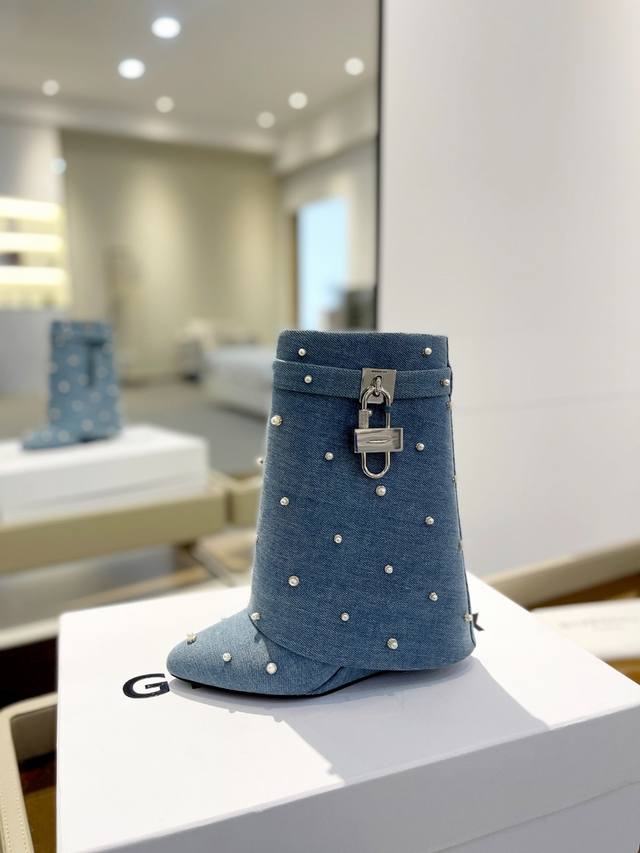 价格p： 专柜正品级定制版本 Givenchy0 新款水洗牛仔定格短靴，市面最高版本 纪梵希 锁扣 水洗牛仔定格布款 风靡整个时尚圈 原版开发鞋型超级正 最高还