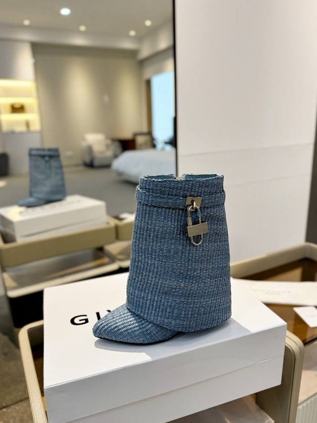 价格p： 专柜正品级定制版本 Givenchy0 新款高跟短靴，市面最高版本 纪梵希 锁扣 风靡整个时尚圈 原版开发鞋型超级正 最高还原度鞋型 包裹性非常好 显