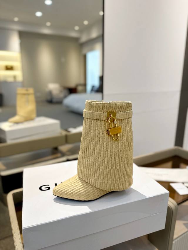 价格p： 专柜正品级定制版本 Givenchy0 新款高跟短靴，市面最高版本 纪梵希 锁扣 风靡整个时尚圈 原版开发鞋型超级正 最高还原度鞋型 包裹性非常好 显