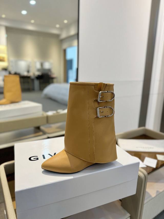 价格p： 专柜正品级定制版本 Givenchy0 新款高跟短靴，市面最高版本 纪梵希 锁扣 风靡整个时尚圈 原版开发鞋型超级正 最高还原度鞋型 包裹性非常好 显