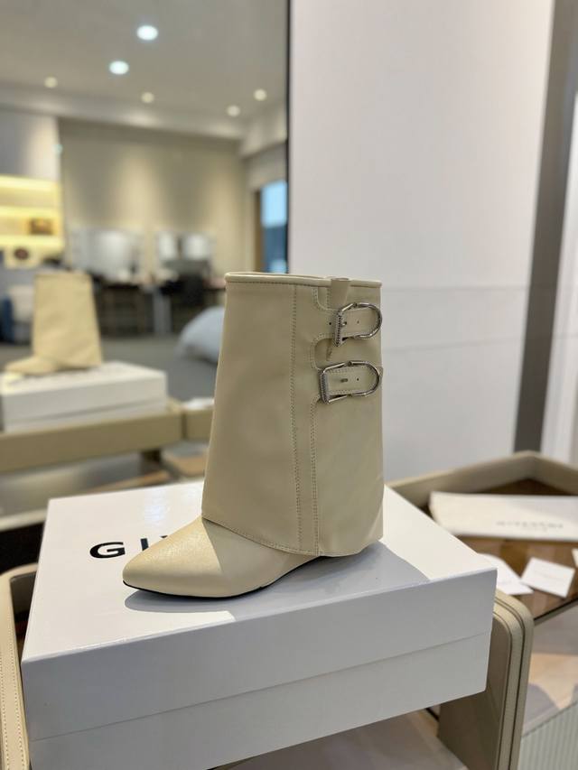 价格p： 专柜正品级定制版本 Givenchy0 新款高跟短靴，市面最高版本 纪梵希 锁扣 风靡整个时尚圈 原版开发鞋型超级正 最高还原度鞋型 包裹性非常好 显