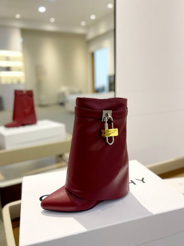 价格p： 专柜正品级定制版本 Givenchy0 新款高跟短靴，市面最高版本 纪梵希 锁扣 风靡整个时尚圈 原版开发鞋型超级正 最高还原度鞋型 包裹性非常好 显