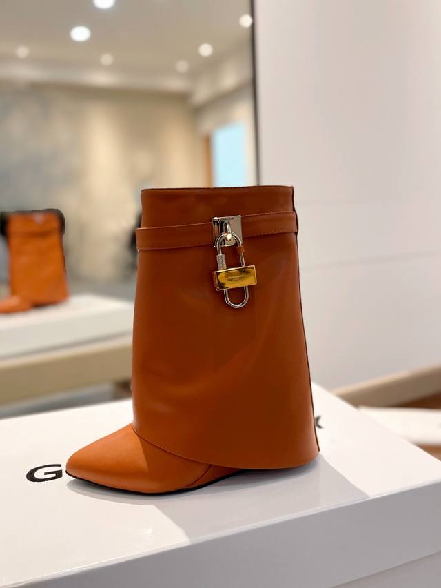 价格p： 专柜正品级定制版本 Givenchy0 新款高跟短靴，市面最高版本 纪梵希 锁扣 风靡整个时尚圈 原版开发鞋型超级正 最高还原度鞋型 包裹性非常好 显