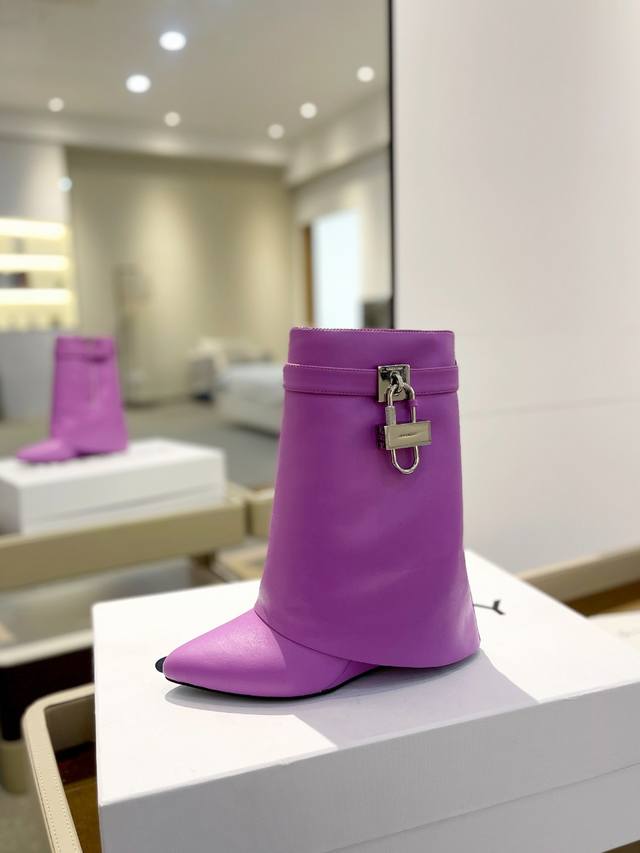 价格p： 专柜正品级定制版本 Givenchy0 新款高跟短靴，市面最高版本 纪梵希 锁扣 风靡整个时尚圈 原版开发鞋型超级正 最高还原度鞋型 包裹性非常好 显