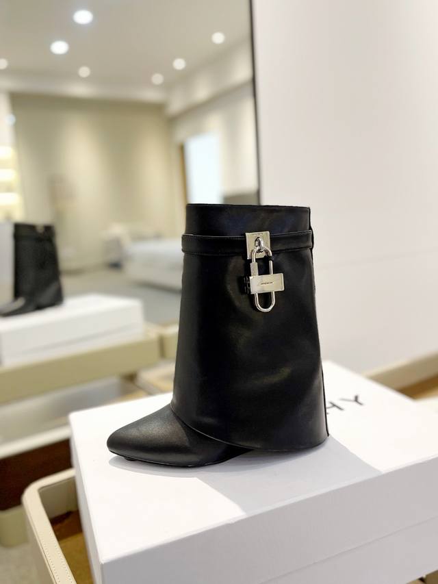 价格p： 专柜正品级定制版本 Givenchy0 新款高跟短靴，市面最高版本 纪梵希 锁扣 风靡整个时尚圈 原版开发鞋型超级正 最高还原度鞋型 包裹性非常好 显