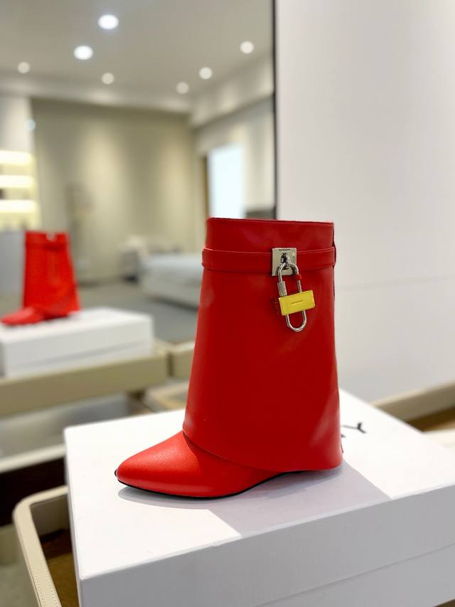 价格p： 专柜正品级定制版本 Givenchy0 新款高跟短靴，市面最高版本 纪梵希 锁扣 风靡整个时尚圈 原版开发鞋型超级正 最高还原度鞋型 包裹性非常好 显