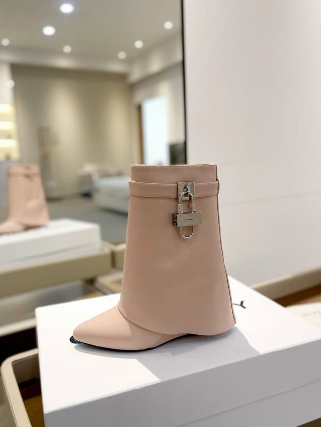 价格p： 专柜正品级定制版本 Givenchy0 新款高跟短靴，市面最高版本 纪梵希 锁扣 风靡整个时尚圈 原版开发鞋型超级正 最高还原度鞋型 包裹性非常好 显