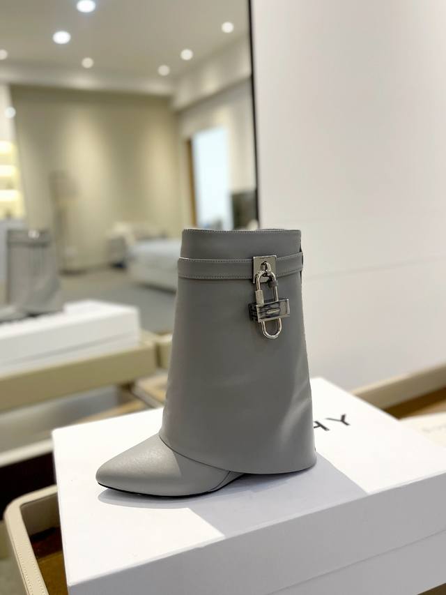 价格p： 专柜正品级定制版本 Givenchy0 新款高跟短靴，市面最高版本 纪梵希 锁扣 风靡整个时尚圈 原版开发鞋型超级正 最高还原度鞋型 包裹性非常好 显