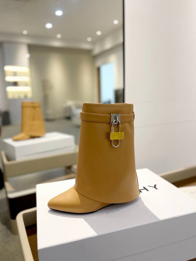 价格p： 专柜正品级定制版本 Givenchy0 新款高跟短靴，市面最高版本 纪梵希 锁扣 风靡整个时尚圈 原版开发鞋型超级正 最高还原度鞋型 包裹性非常好 显