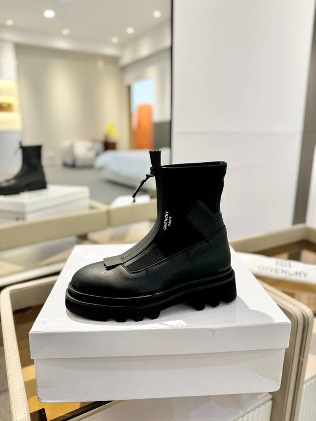 价格p： GⅣEnchy 纪梵希 新款高帮男女休闲靴，爆款热卖众多红人明星秀造型简约且兼具时尚运动感 进口头层牛皮，羊皮内里 ，原版耐磨防滑大底 脚感舒适 ，情