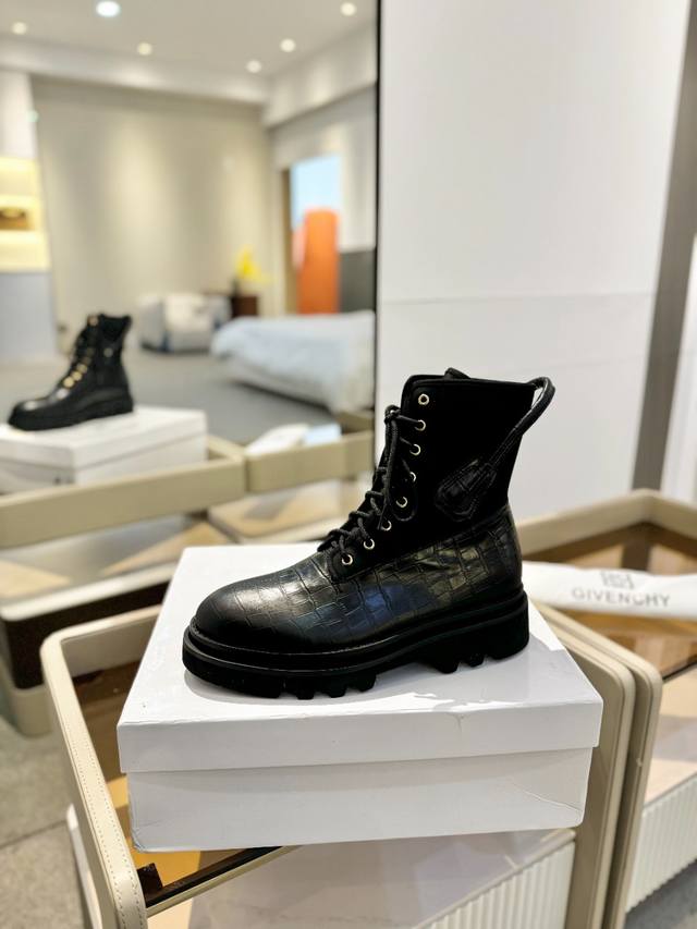 价格p： GⅣEnchy 纪梵希 新款高帮男女休闲靴，爆款热卖众多红人明星秀造型简约且兼具时尚运动感 进口头层牛皮，羊皮内里 ，原版耐磨防滑大底 脚感舒适 ，情