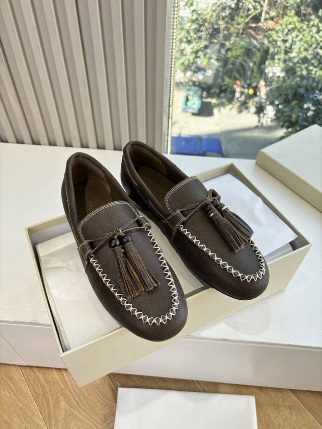 G213所见即所得摩登叙事 Unfolio 全新Eloise 孟克鞋乐福鞋手工制作马克线乐福鞋甄选自然纹理牛皮与温暖毛呢织物，精妙拼接诠释复古质感。承袭孟克皮鞋