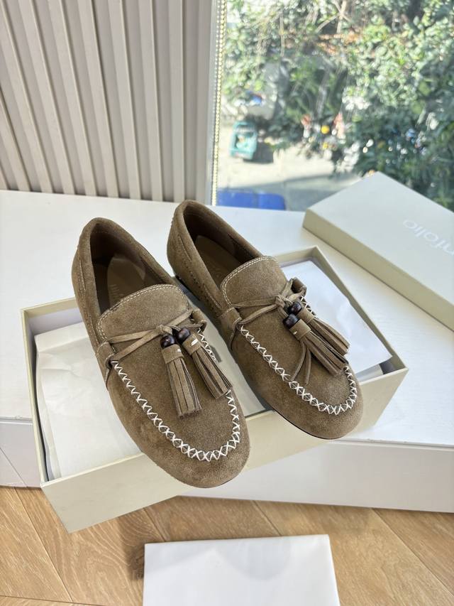 G213所见即所得摩登叙事 Unfolio 全新Eloise 孟克鞋乐福鞋手工制作马克线乐福鞋甄选自然纹理牛皮与温暖毛呢织物，精妙拼接诠释复古质感。承袭孟克皮鞋