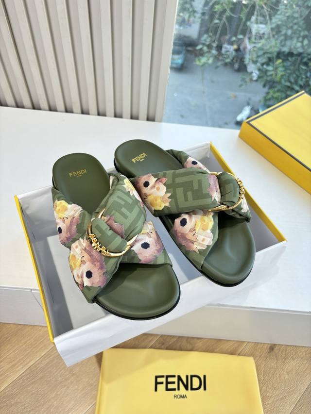 所见即所得G187顶级版本Fendi 芬迪凉鞋拖鞋走秀主推系列，新品上线，芬具桌脚设计灵感改创于今年秀场的主推系列鞋履 当季新品拖鞋，众所周知，鞋子永远设计为高